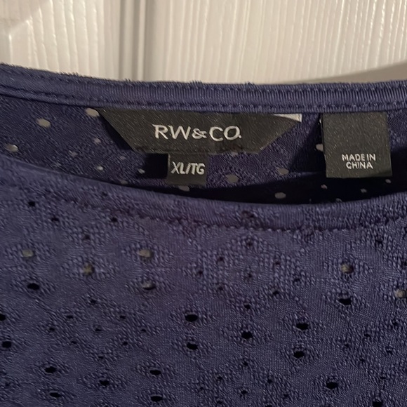 RW & Co Navy Meshy Top - Super Cute with a pair of jeans - Picture 3 of 3
